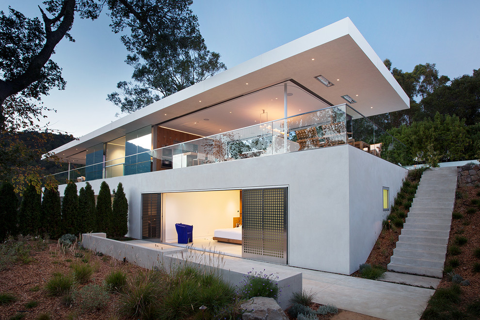 Ispirazione per la facciata di una casa bianca moderna a due piani con tetto piano e scale