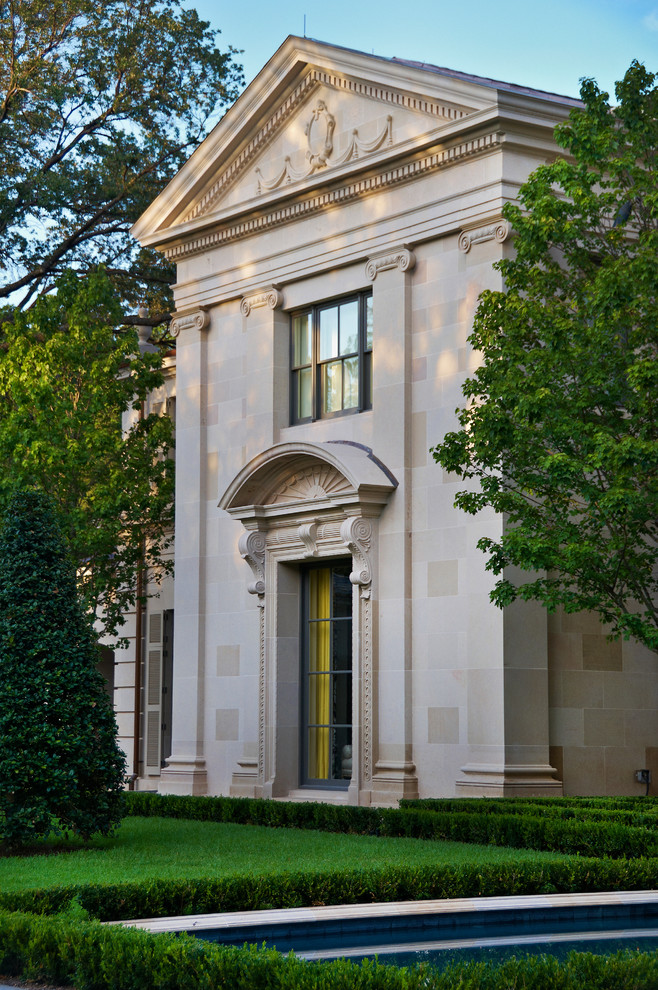 Geräumiges, Zweistöckiges Klassisches Haus mit Steinfassade in Dallas