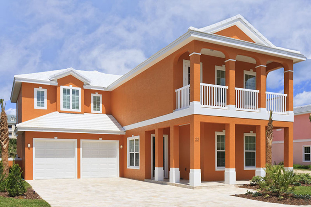 Пример оригинального дизайна: двухэтажный дом среднего размера в морском стиле с облицовкой из цементной штукатурки
