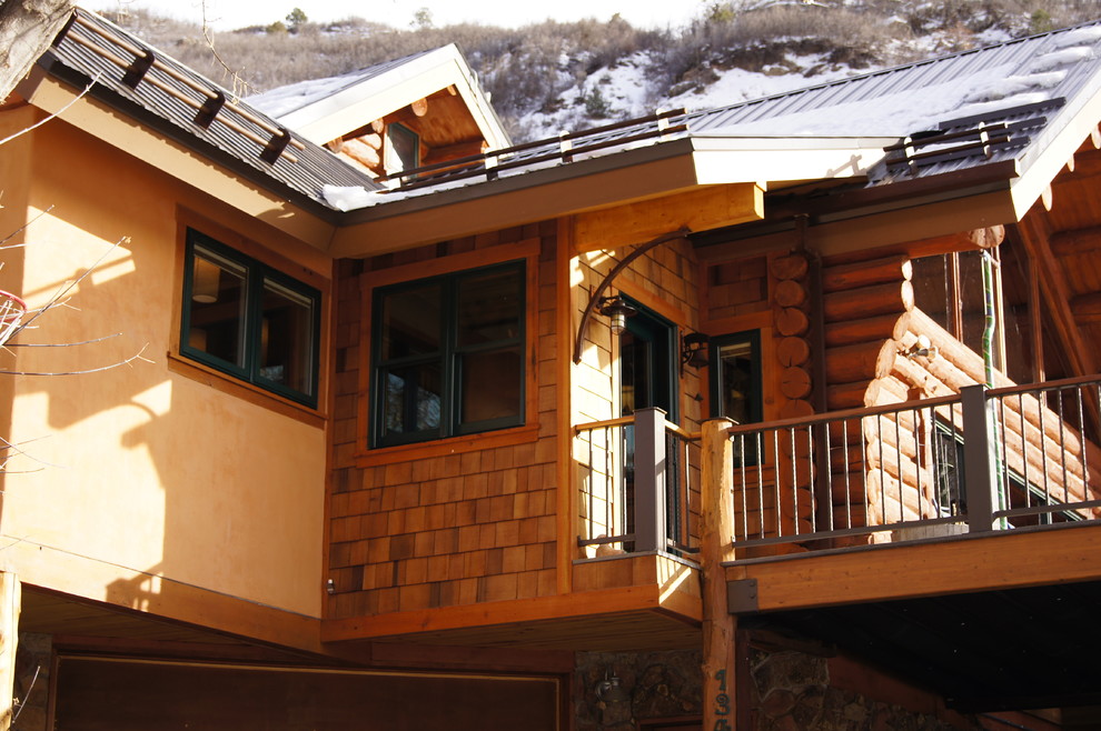 Immagine della facciata di una casa beige classica a due piani di medie dimensioni con rivestimento in legno e tetto a capanna