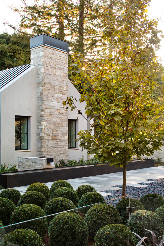 Foto della villa grande beige contemporanea a due piani in pietra e intonaco con copertura in metallo o lamiera