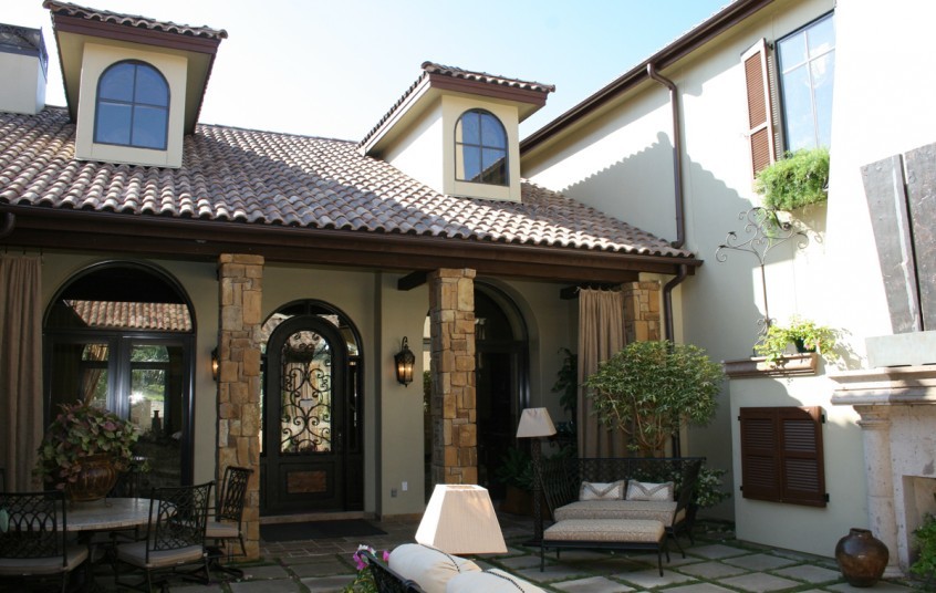 Ejemplo de fachada de casa blanca de estilo americano grande de dos plantas con revestimiento de piedra, tejado a dos aguas y tejado de teja de madera