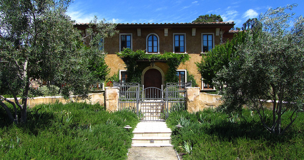 Foto della facciata di una casa mediterranea a due piani