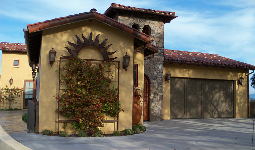 Modelo de fachada de casa beige mediterránea de tamaño medio de dos plantas con revestimiento de estuco, tejado a cuatro aguas y tejado de teja de barro
