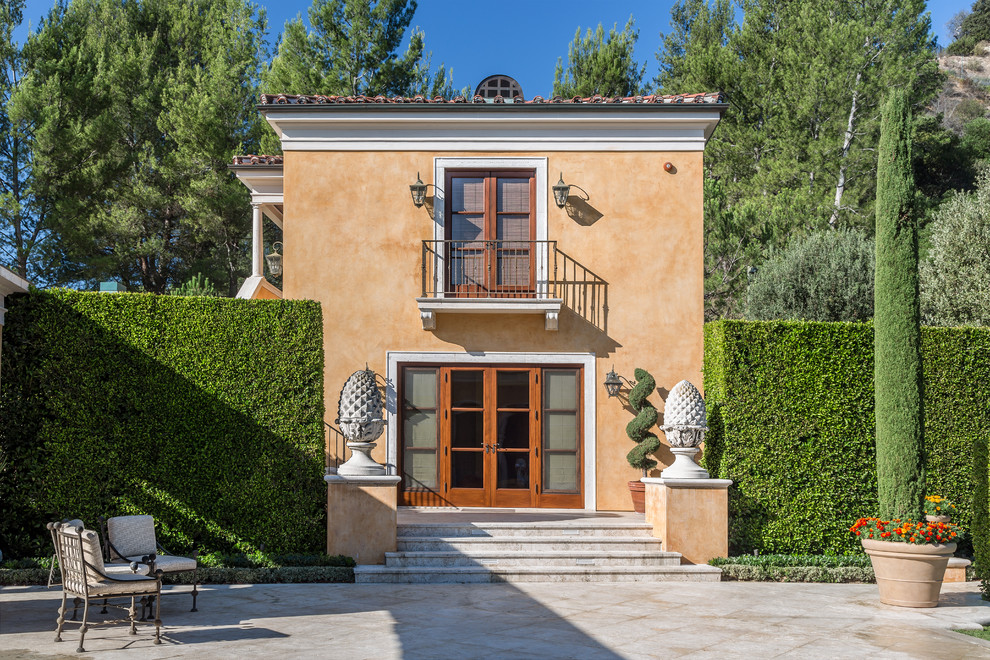 Zweistöckiges Mediterranes Haus mit beiger Fassadenfarbe in Los Angeles