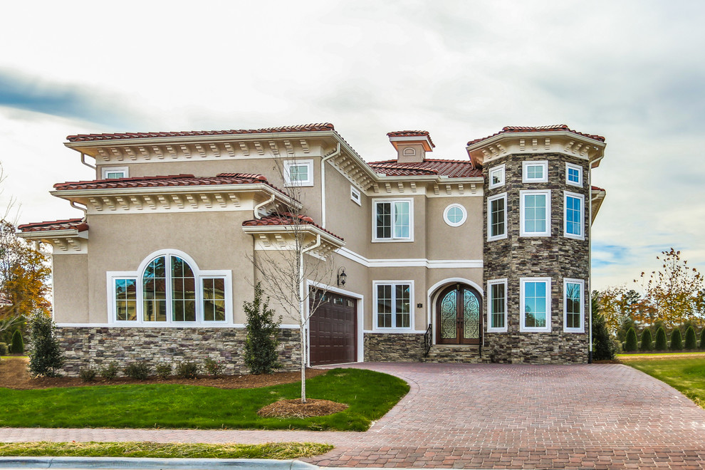 Großes, Zweistöckiges Mediterranes Einfamilienhaus mit Mix-Fassade, beiger Fassadenfarbe, Walmdach und Ziegeldach in Raleigh