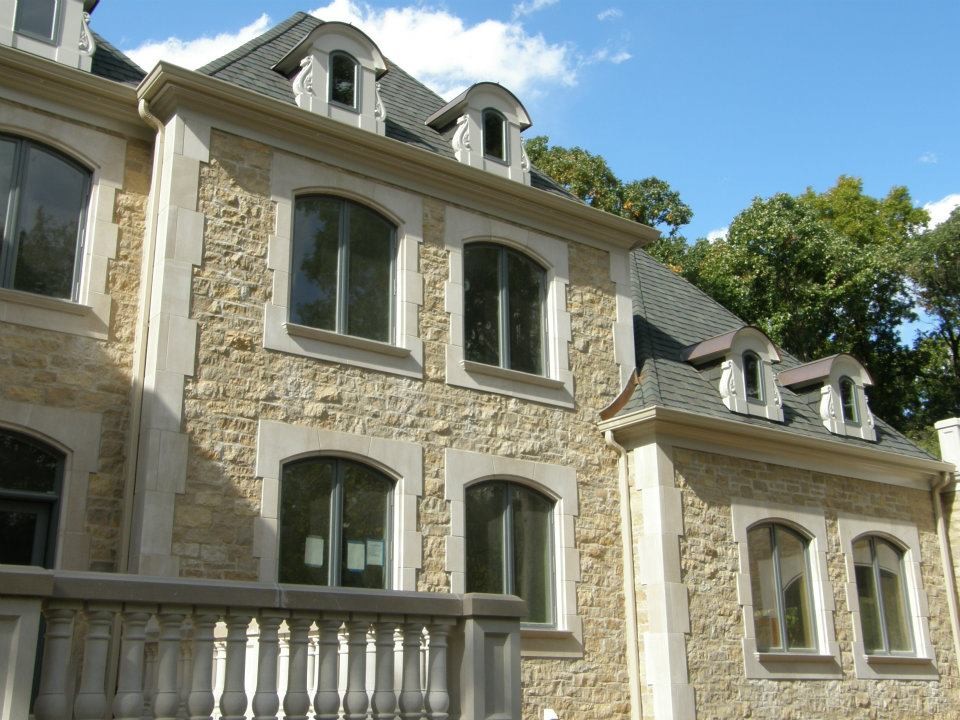 Inspiration pour une grande façade de maison blanche traditionnelle en pierre à un étage avec un toit en shingle.