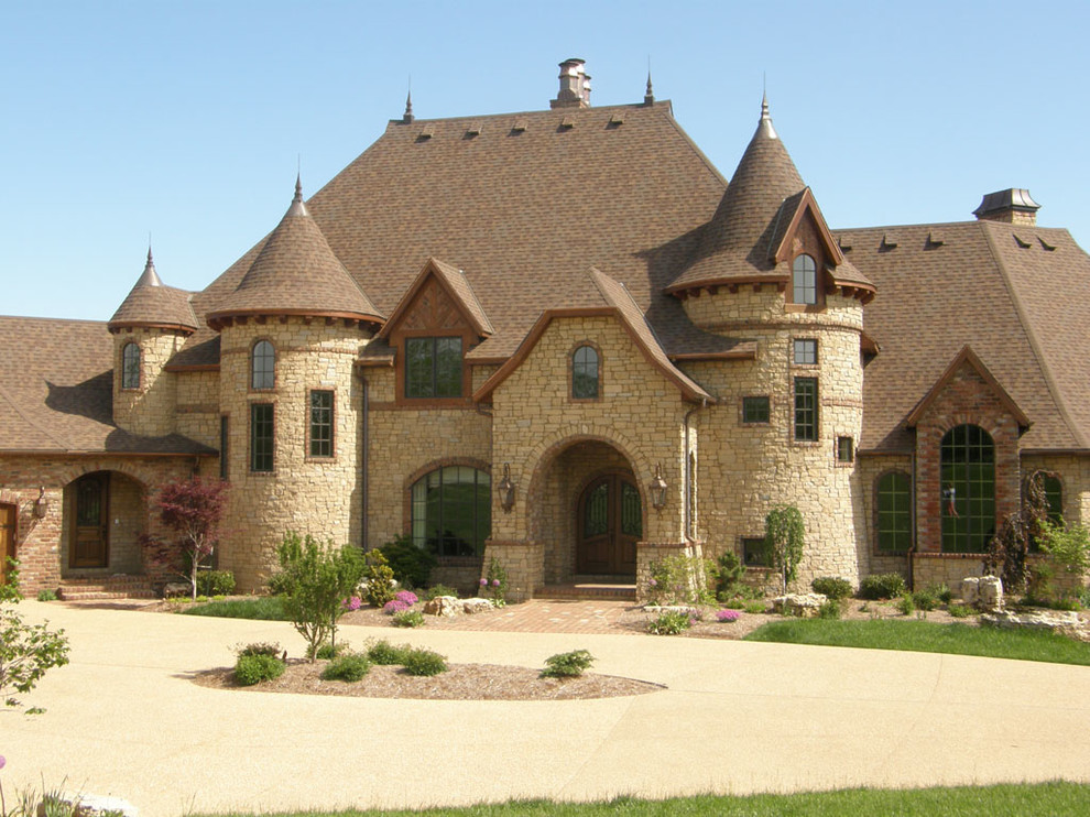 Cette photo montre une grande façade de maison marron méditerranéenne en pierre à un étage avec un toit en shingle.