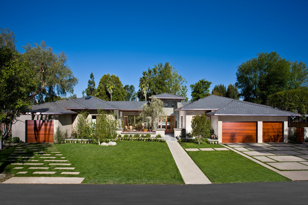 Exemple d'une façade de maison tendance de plain-pied avec un toit à quatre pans.