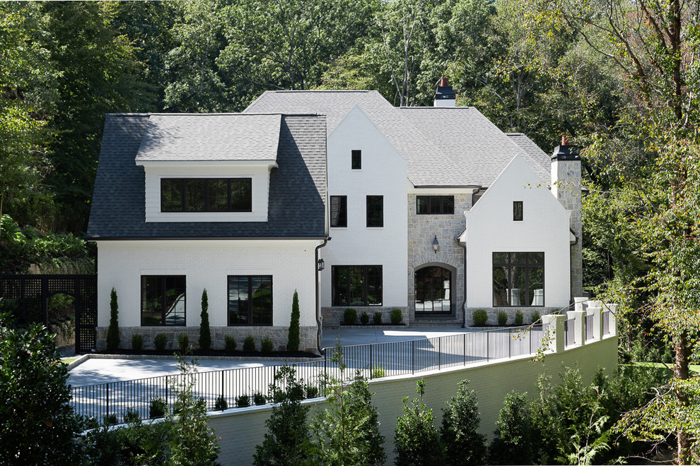アトランタにあるラグジュアリーな巨大なトランジショナルスタイルのおしゃれな家の外観の写真