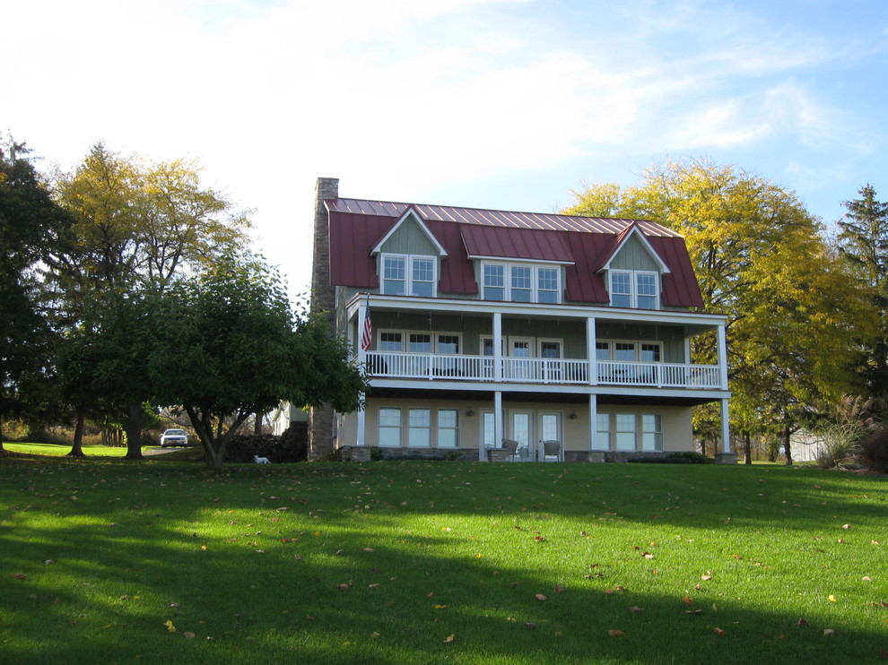 Immagine della facciata di una casa grande verde country a tre piani con rivestimenti misti e tetto a mansarda
