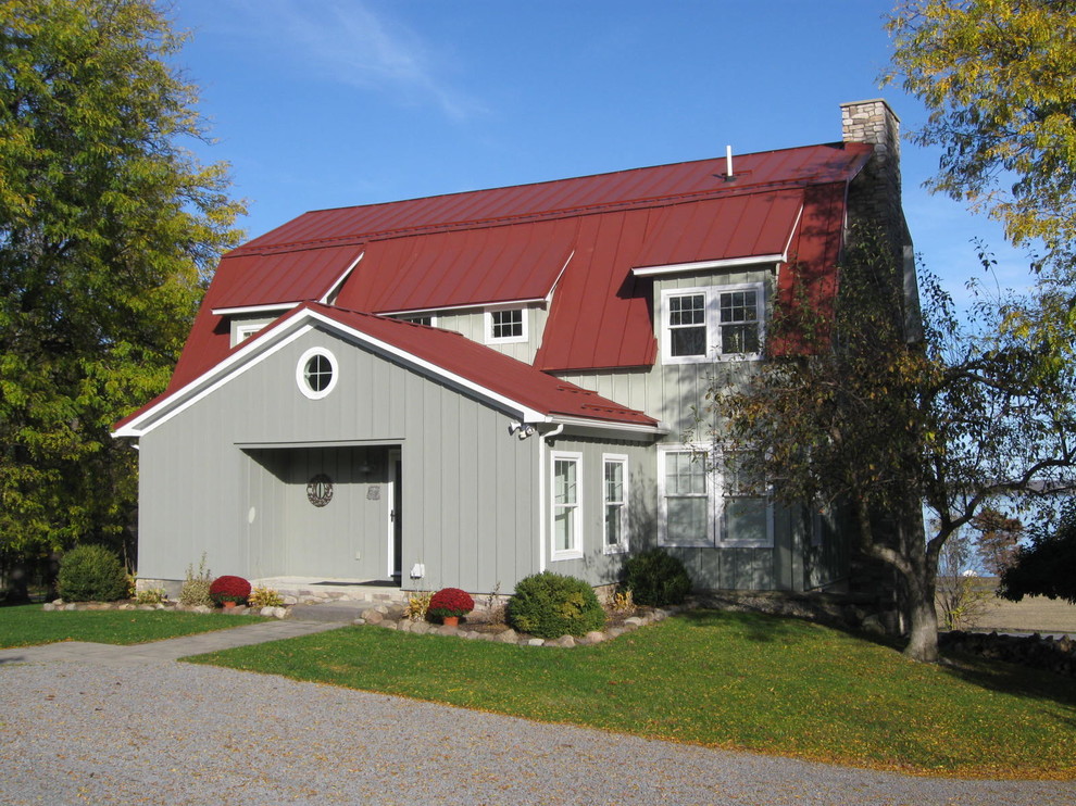 Foto de fachada verde de estilo de casa de campo grande de tres plantas con revestimientos combinados y tejado a doble faldón