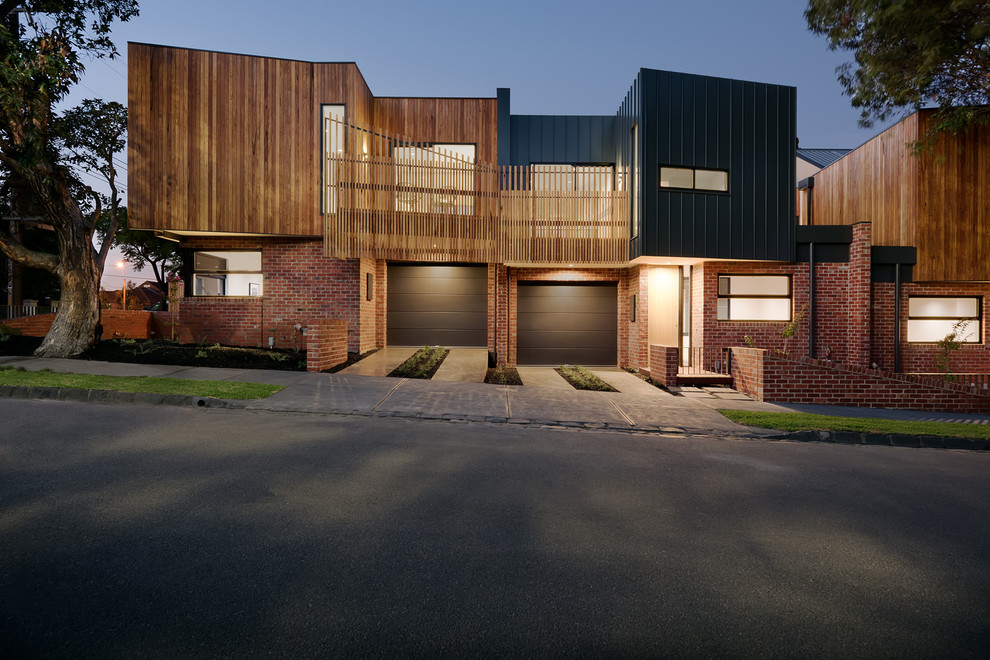 Imagen de fachada marrón contemporánea de tamaño medio de dos plantas con revestimiento de madera y tejado plano