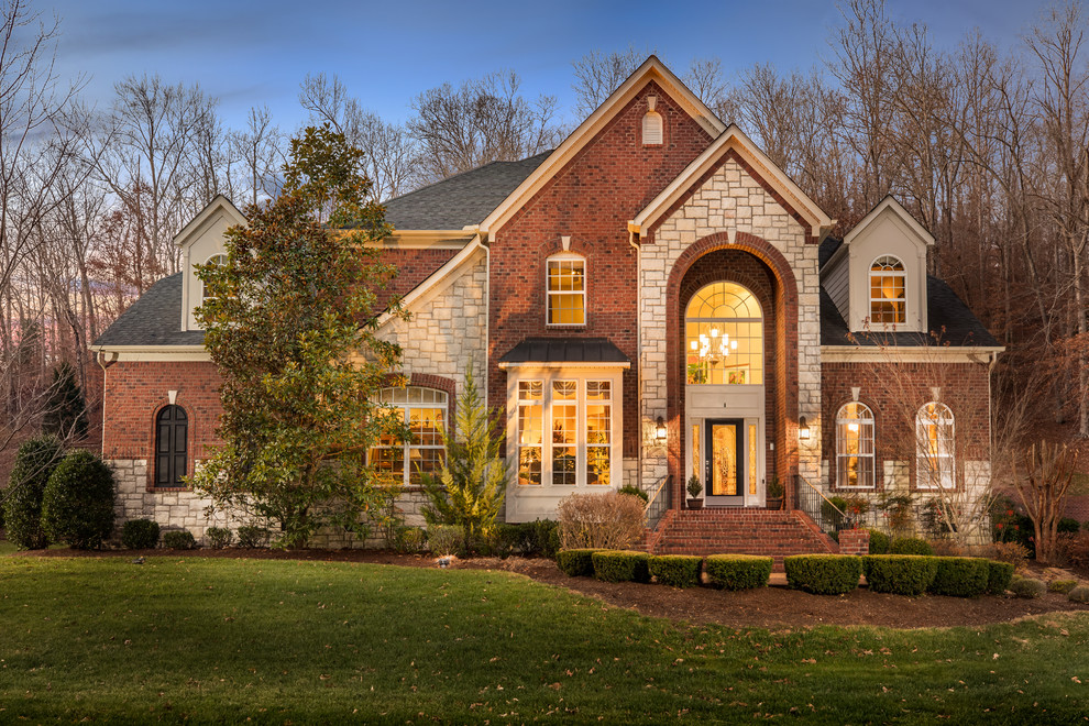 Zweistöckiges Klassisches Einfamilienhaus mit Mix-Fassade, brauner Fassadenfarbe, Walmdach und Schindeldach in Nashville
