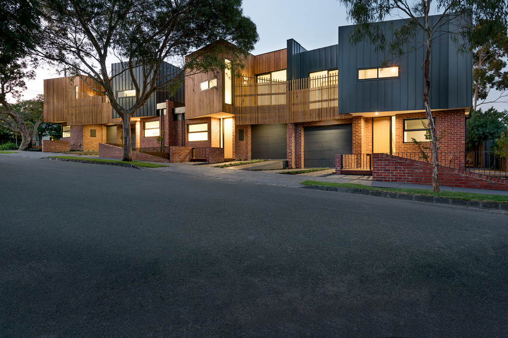Mittelgroßes, Zweistöckiges Modernes Haus mit Backsteinfassade, roter Fassadenfarbe und Flachdach in Melbourne