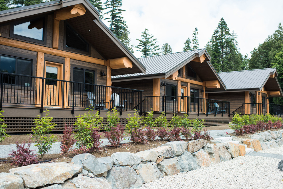 Mittelgroßes, Einstöckiges Uriges Einfamilienhaus mit Faserzement-Fassade, brauner Fassadenfarbe, Satteldach und Blechdach in Vancouver