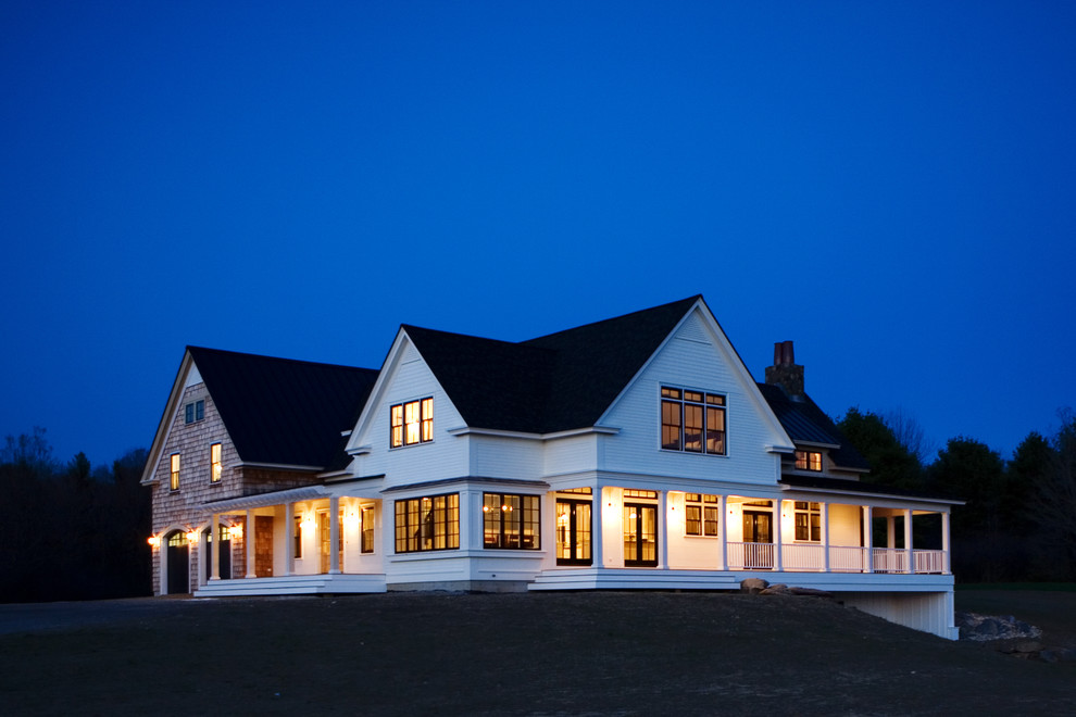 Große, Zweistöckige Klassische Holzfassade Haus mit Satteldach in Portland Maine