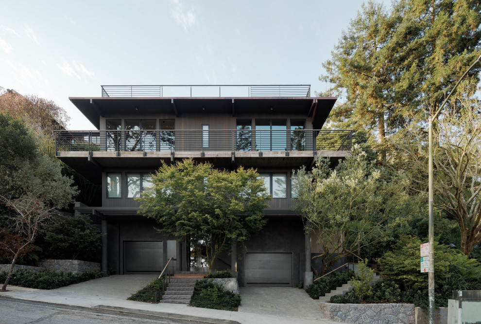 Идея дизайна: трехэтажный, деревянный, коричневый частный загородный дом в стиле модернизм с плоской крышей