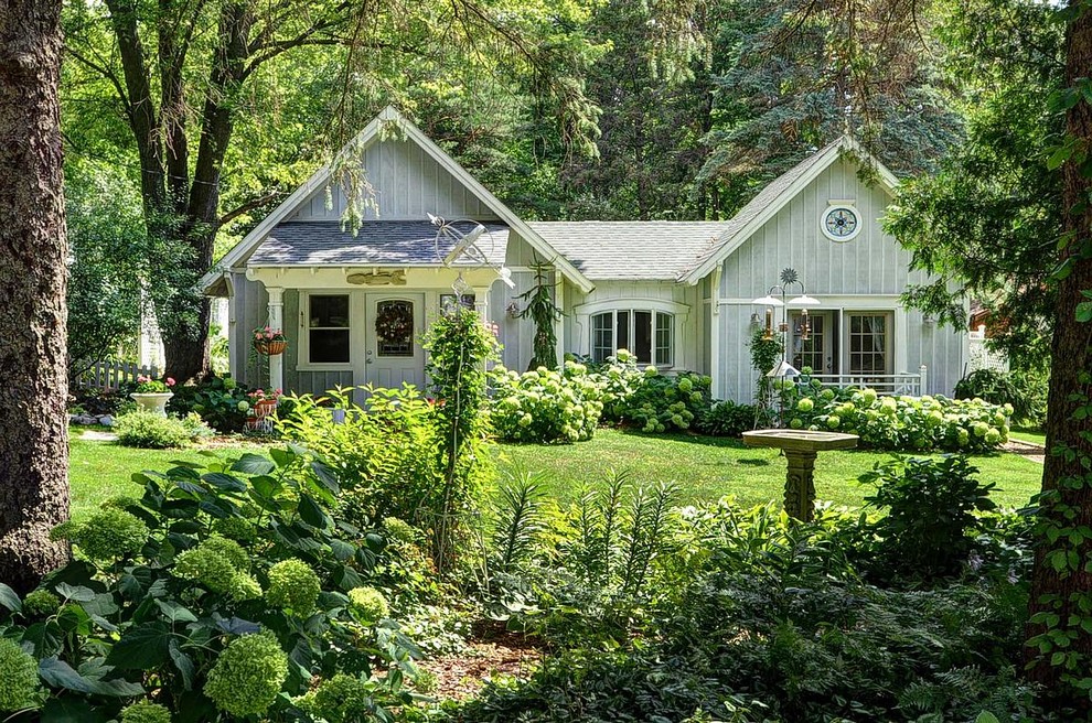 Свежая идея для дизайна: маленький, одноэтажный, деревянный, серый дом в морском стиле для на участке и в саду - отличное фото интерьера