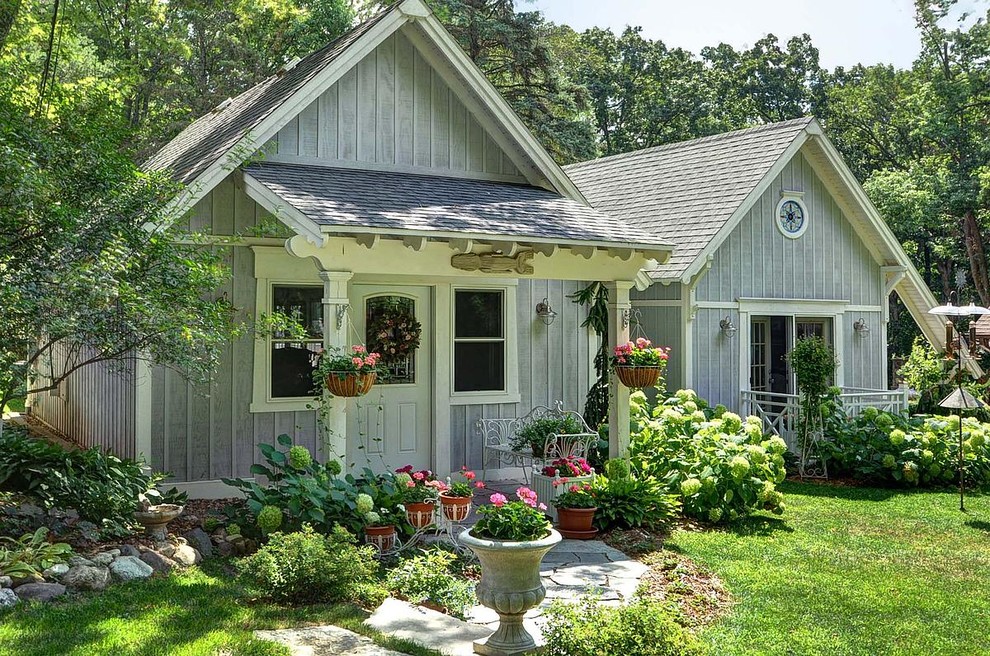 Kleine, Einstöckige Country Holzfassade Haus mit grauer Fassadenfarbe in Milwaukee