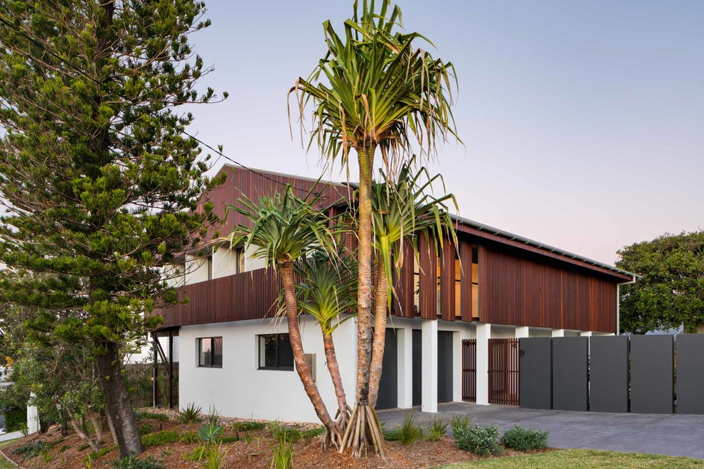 Diseño de fachada de casa marrón marinera de dos plantas con revestimientos combinados y tejado a dos aguas