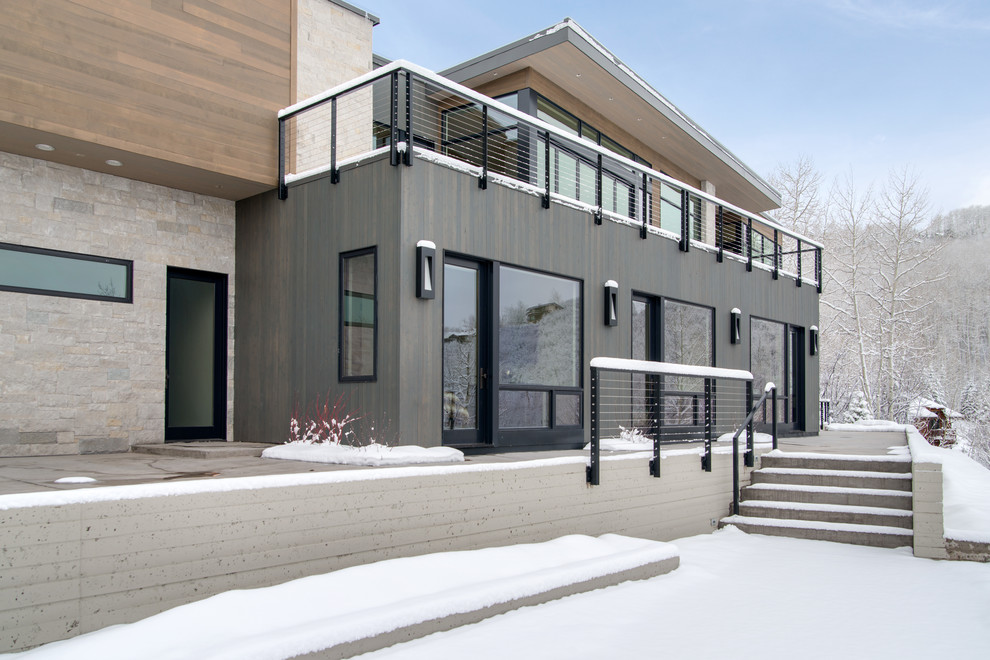 Großes, Zweistöckiges Uriges Haus mit brauner Fassadenfarbe, Pultdach und Blechdach in Denver