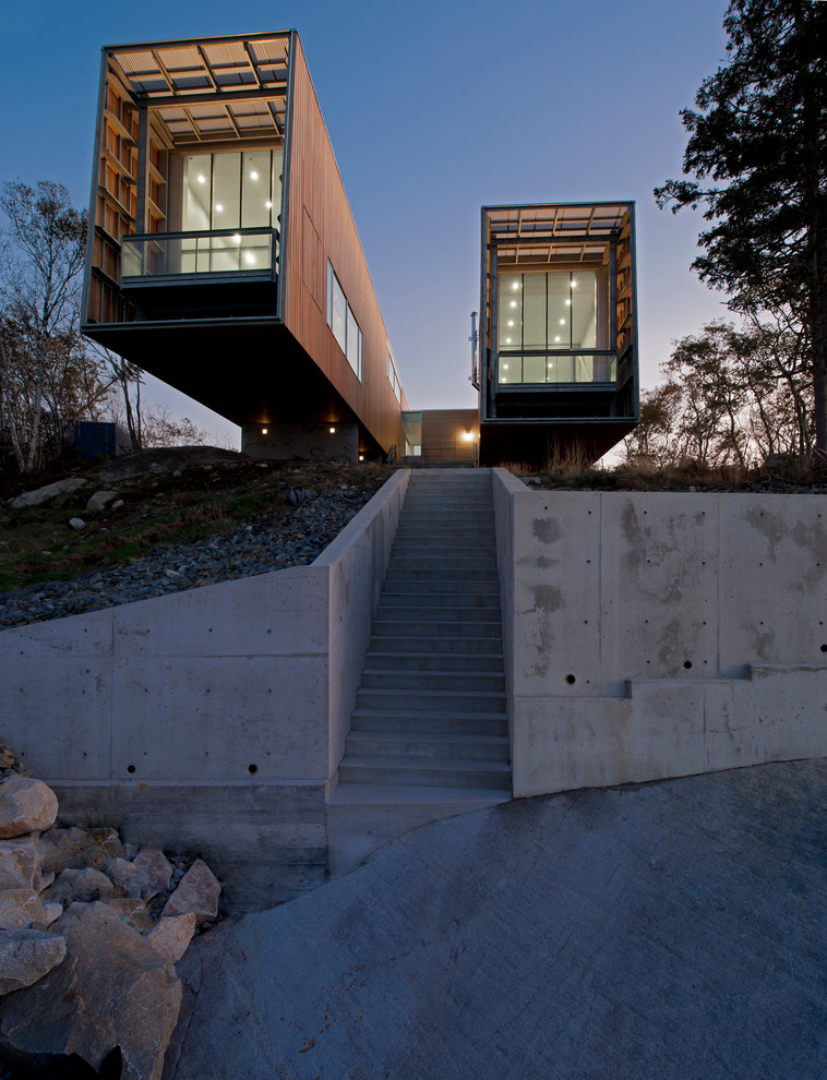Idee per la facciata di una casa contemporanea a un piano con rivestimento in legno