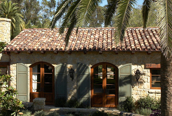 Foto de fachada de casa beige mediterránea de tamaño medio de dos plantas con revestimientos combinados, tejado a cuatro aguas y tejado de teja de barro