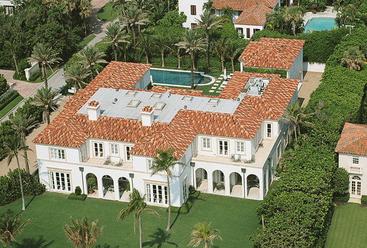 Ejemplo de fachada de casa blanca mediterránea extra grande de dos plantas con revestimiento de estuco, tejado a cuatro aguas y tejado de teja de barro