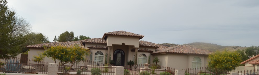 Foto de fachada de casa beige mediterránea de tamaño medio de una planta con revestimiento de estuco, tejado a cuatro aguas y tejado de teja de barro