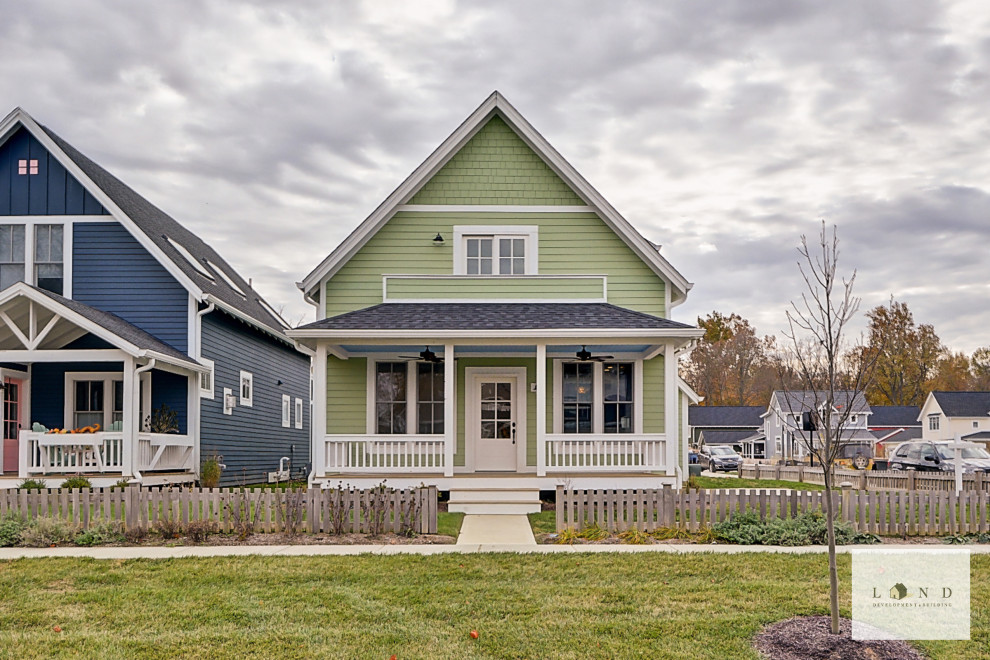 Стильный дизайн: двухэтажный, зеленый частный загородный дом среднего размера в стиле кантри - последний тренд