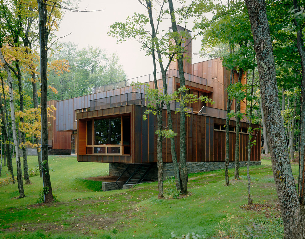 Стильный дизайн: большой, двухэтажный, коричневый дом из контейнеров, из контейнеров в современном стиле с облицовкой из металла и плоской крышей - последний тренд