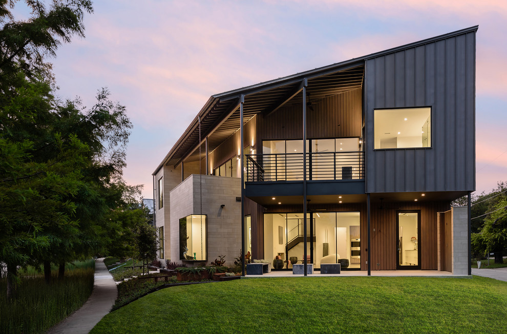 Großes, Zweistöckiges Modernes Einfamilienhaus mit Steinfassade, beiger Fassadenfarbe, Satteldach und Schindeldach in Dallas