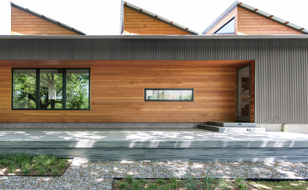 На фото: большой, двухэтажный, серый частный загородный дом в современном стиле с комбинированной облицовкой, односкатной крышей и металлической крышей с