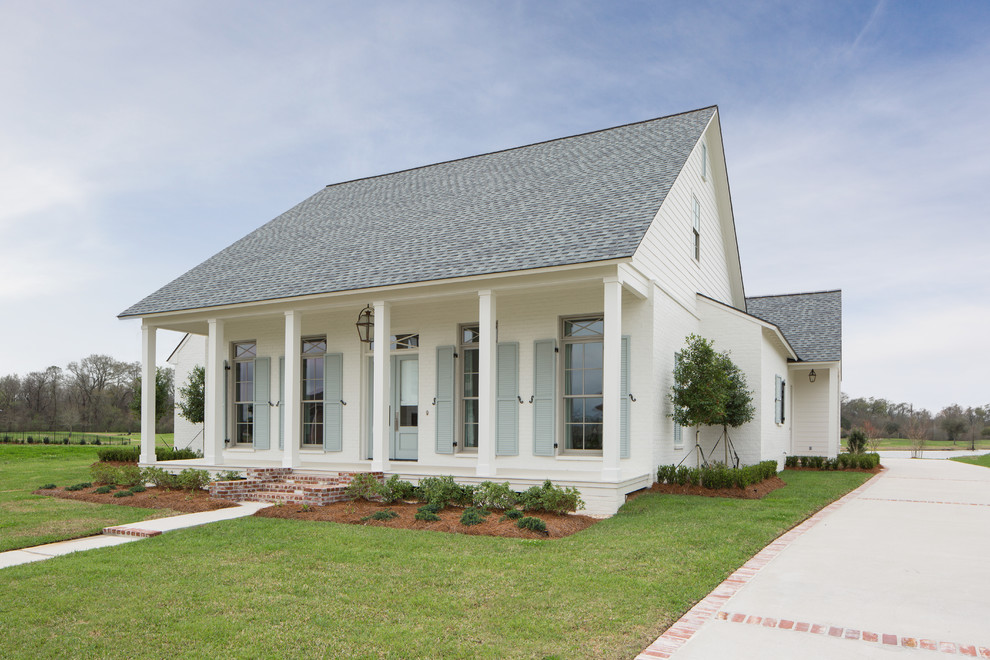 Ejemplo de fachada de casa blanca clásica renovada grande de dos plantas con revestimientos combinados, tejado de teja de madera y tejado a dos aguas