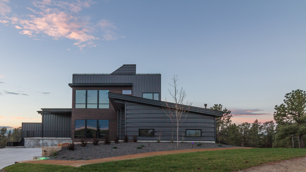Идея дизайна: частный загородный дом в стиле модернизм с облицовкой из металла и металлической крышей