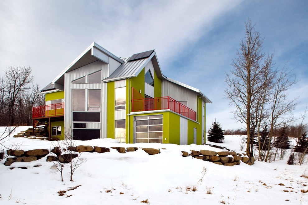 他の地域にあるコンテンポラリースタイルのおしゃれな家の外観 (混合材サイディング、緑の外壁) の写真