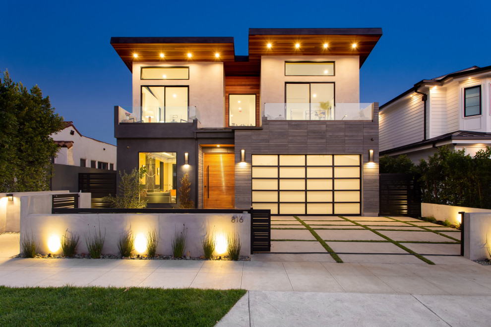 Cette image montre une grande façade de maison multicolore minimaliste à un étage avec un revêtement mixte et un toit plat.