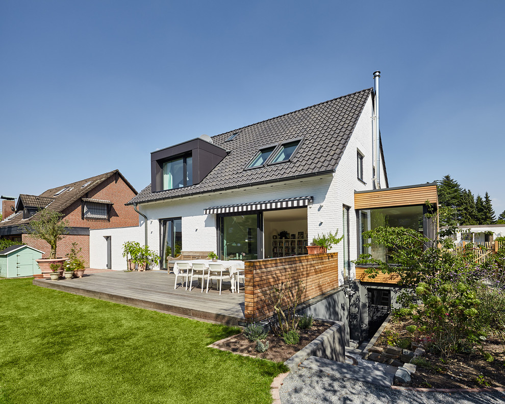 Design ideas for a medium sized and white classic bungalow brick house exterior in Dusseldorf with a pitched roof.