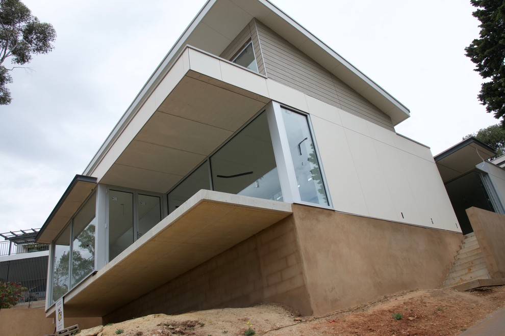 Mittelgroßes, Zweistöckiges Modernes Haus mit Faserzement-Fassade, beiger Fassadenfarbe und Pultdach in Adelaide