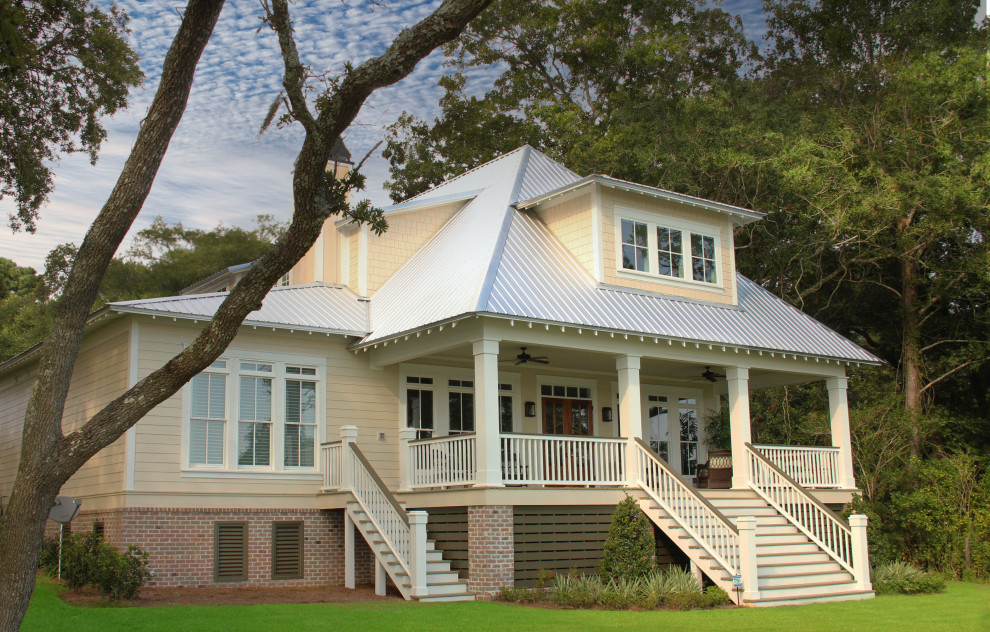 Пример оригинального дизайна: большой, двухэтажный, деревянный, желтый дом с вальмовой крышей