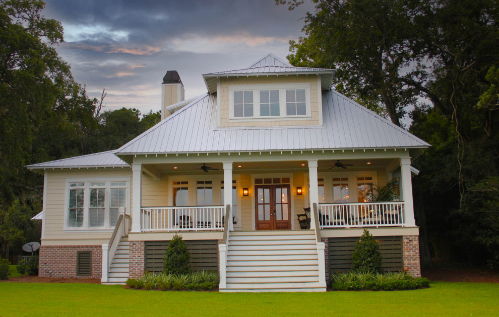 Ispirazione per la casa con tetto a falda unica beige a due piani di medie dimensioni con rivestimento in vinile