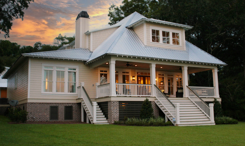 Пример оригинального дизайна: большой, двухэтажный, деревянный, желтый дом с вальмовой крышей