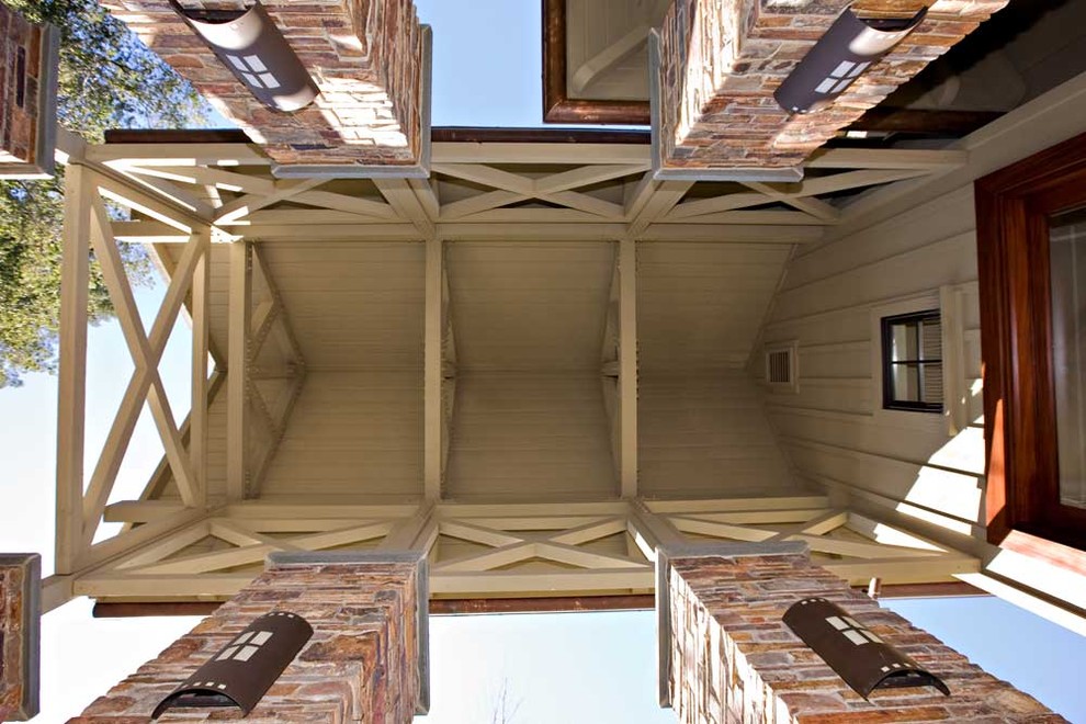 Стильный дизайн: огромный, одноэтажный, деревянный дом в стиле фьюжн - последний тренд