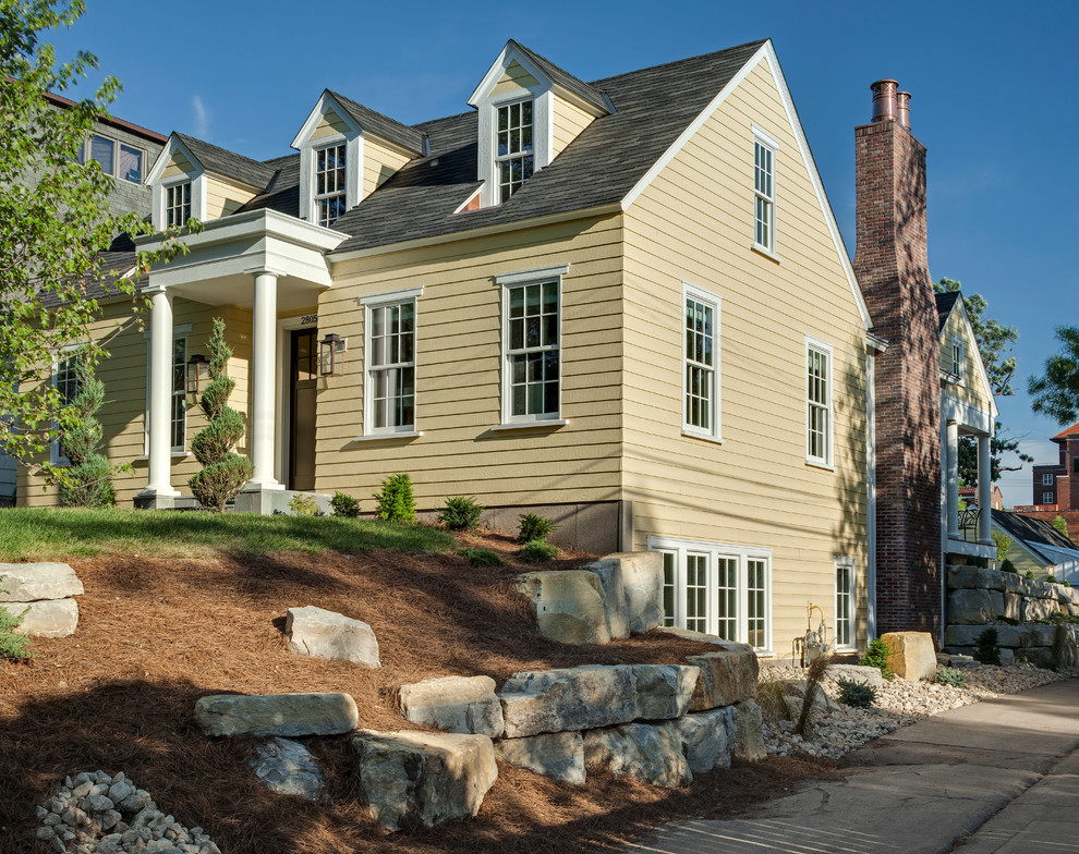 Große, Einstöckige Klassische Holzfassade Haus mit gelber Fassadenfarbe in Minneapolis