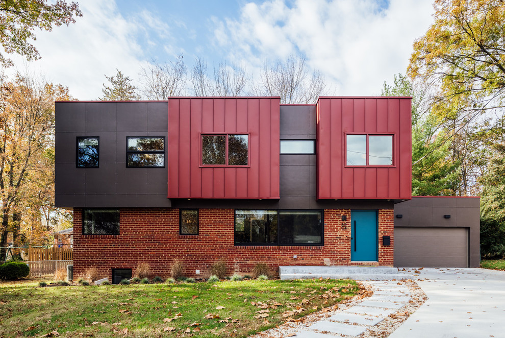 Источник вдохновения для домашнего уюта: двухэтажный, красный частный загородный дом среднего размера в стиле модернизм с облицовкой из металла, плоской крышей и крышей из смешанных материалов