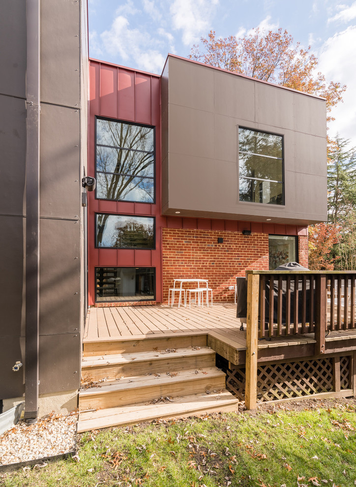 Idée de décoration pour une façade de maison rouge minimaliste de taille moyenne et à un étage avec un revêtement mixte, un toit plat et un toit mixte.