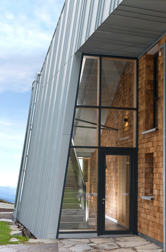 Diseño de fachada gris actual grande de dos plantas con revestimiento de madera