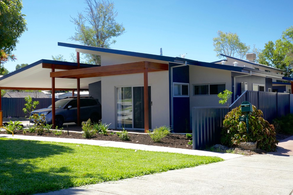 Mittelgroßes, Einstöckiges Modernes Einfamilienhaus mit beiger Fassadenfarbe, Mansardendach und Blechdach in Perth