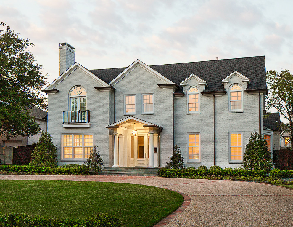 Großes, Zweistöckiges Klassisches Einfamilienhaus mit Backsteinfassade, weißer Fassadenfarbe, Satteldach, Schindeldach und braunem Dach in Dallas